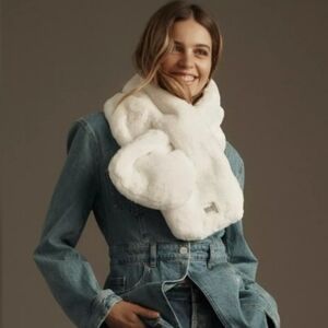 UGG Pull Through Faux Fur Scarf 🧣 🩷 Color pink